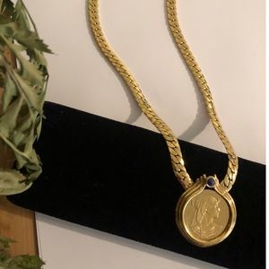 Beautiful Vintage Cleopatra necklace.